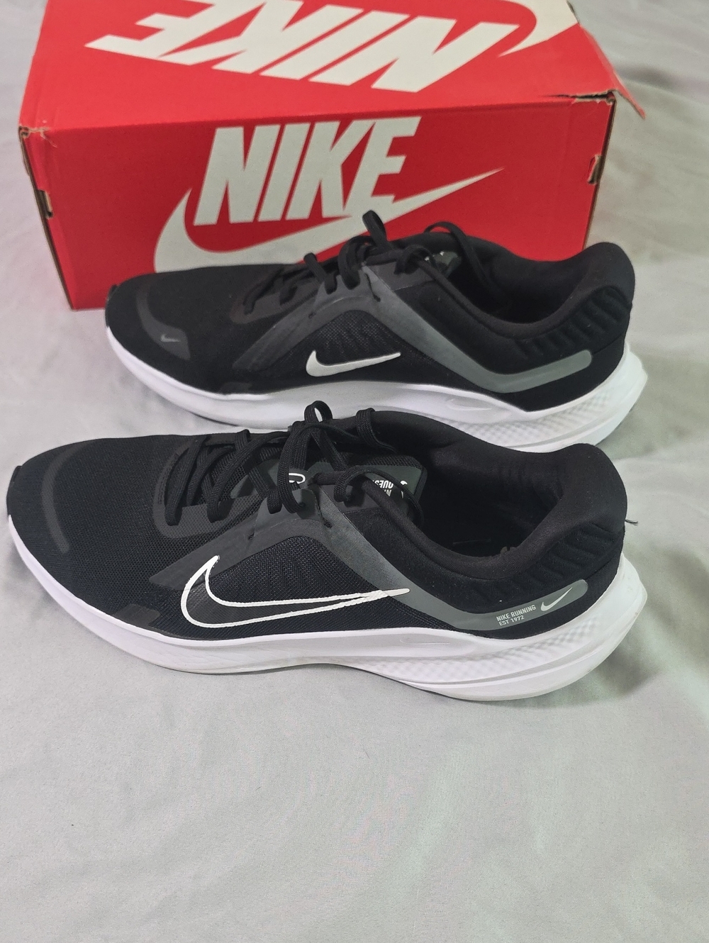 Nike Quest 05, Black & White Men's Athletic Running Shoes